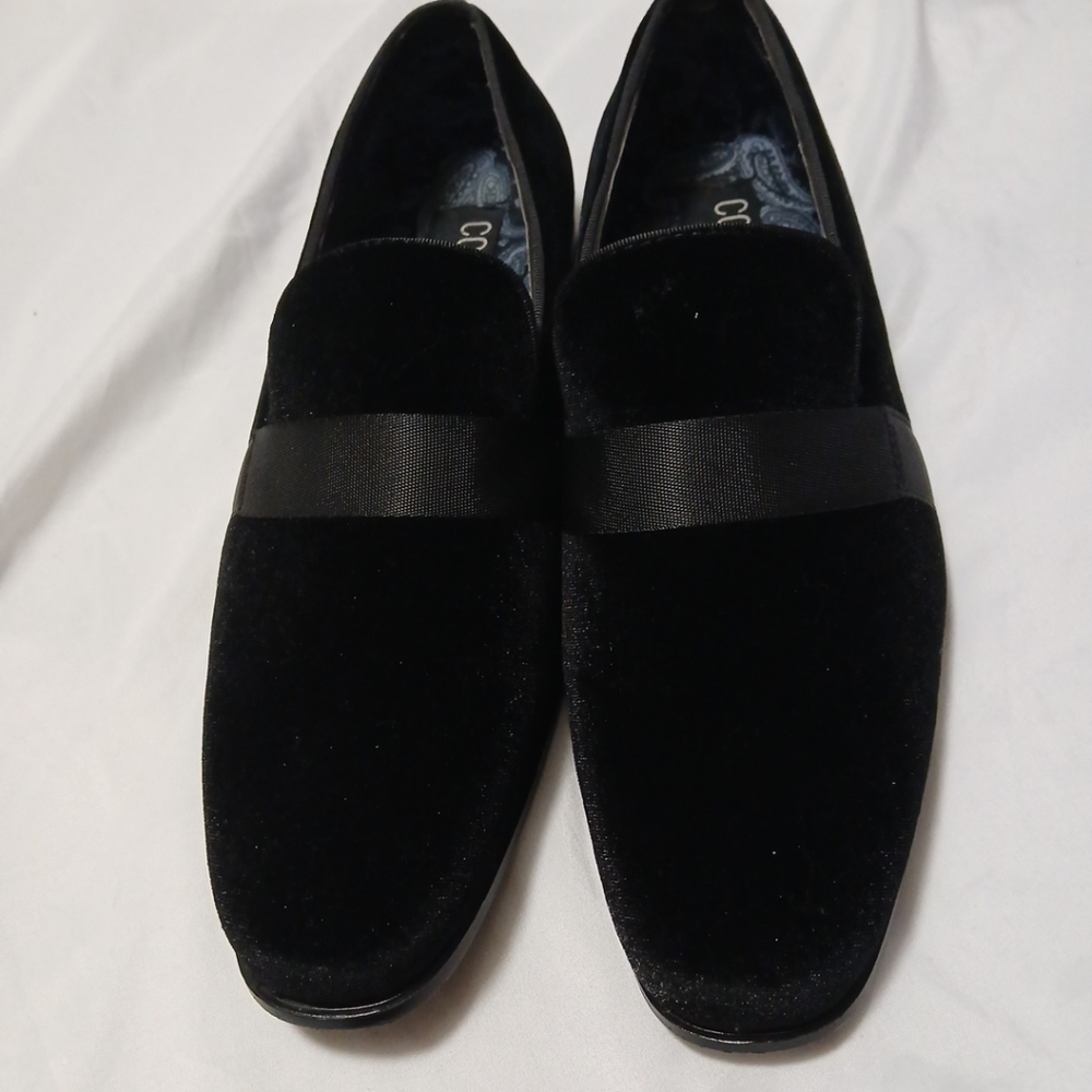 Elegant Black Slip-On Loafers with Glossy Finish